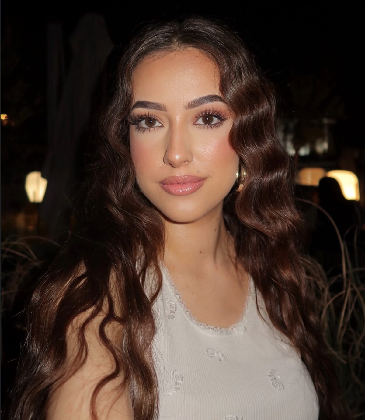 Portrait of Lia with soft waves and glowing make-up